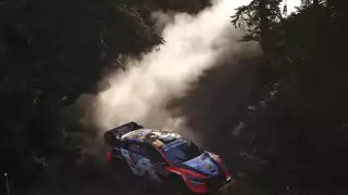 Neuville supo aprovechar el incidente de Ogier