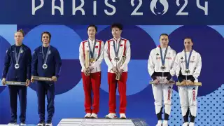 Los atletas con medalla y caja misteriosa