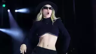 Belinda huye de la prensa