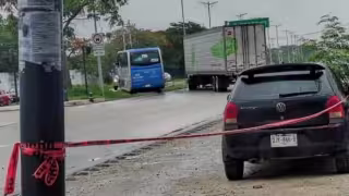 Tráiler invade carril del Ie-Tram y provoca aparatoso accidente en la Mérida–Umán