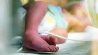 Mujer abandona a un bebé dentro de una bolsa de supermercado en Ecatepec: VIDEO