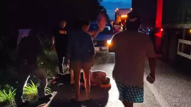 El motociclista quedó tendido sobre el pavimento visiblemente lesionado.