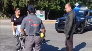 Motociclista resulta lesionado tras choque con camioneta en Paseo Central de Playa del Carmen