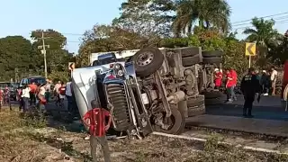 Rapiña en Ucum tras volcadura de tráiler