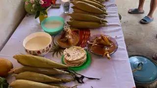 Ritual maya y católico reúne a familia para celebrar el Día del Maíz