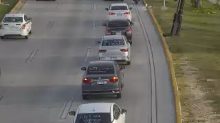 Socios de Uber protestan en el aeropuerto de Cancún por ‘acoso’ de taxistas y autoridades federales