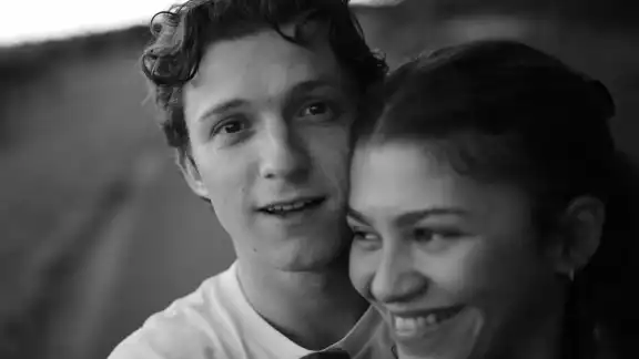 Zendaya está comprometida con Tom Holland, relució su anillo en los Golden Globes 2025.