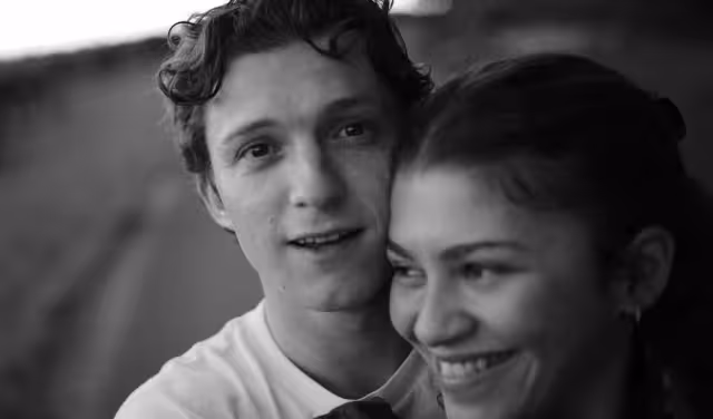 Zendaya está comprometida con Tom Holland, relució su anillo en los Golden Globes 2025.