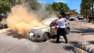 El incendio que inició en el motor del auto fue controlado y el conductor salió ileso.