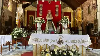 La ceremonia para que la Virgen baje desde su retablo tiene una duración de dos a tres horas, pues debe cumplirse con el rito que incluye rezos y oraciones