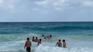 Los guardavidas entraron al mar para rescatar el menor.