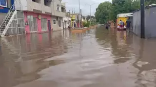 Algunas calles de la ciudad quedaron inundadas tras la fuerte lluvia.