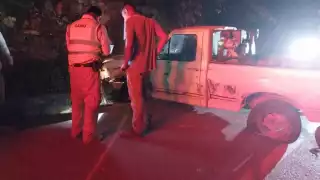 Una camioneta blanca perdió el control y abandonó la cinta asfáltica