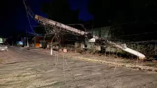 Poste de la CFE colapsa en la colonia Fátima, en Calkiní.