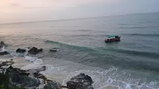Un grupo de balseros recaló entre los acantilados de la unidad habitacional del FOVISSSTE en Isla Mujeres.