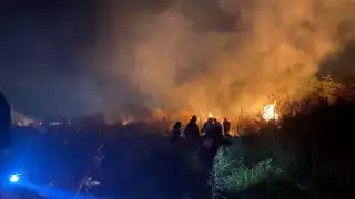 Incendio de maleza en Escárcega amenaza viviendas y moviliza a Protección Civil 