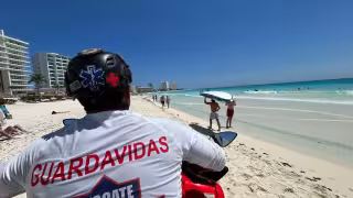 Los guardavidas auxiliaron al bañista que estaba luchando por su vida.