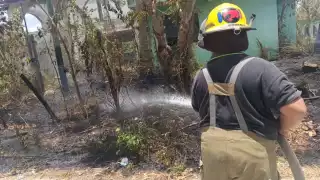 Bomberos sofoca conato de incendio en la Revolución.