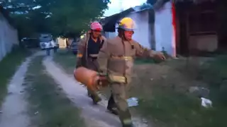 Bomberos atienden una fuga de gas en un tanque