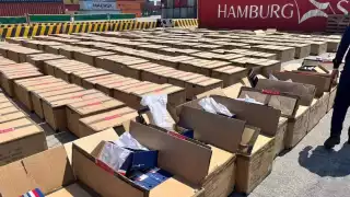 Decomisan más de 5 mil pares de tenis piratas en el puerto de Progreso