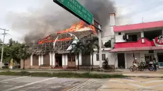 Las llamas consumieron rápidamente el techo de guano, causando preocupación en los vecinos.