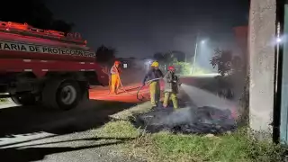 Quema de basura causa incendio de maleza; bomberos evitan tragedia