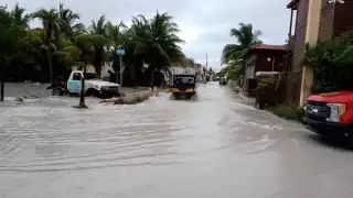 Se inundan el 90% de las calles de Holbox por las lluvias