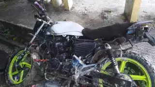 Una motocicleta Italika negra con blanco, sin placa, fue encontrada abandonada en un paradero de autobuses en Adolfo López Mateos, Escárcega.