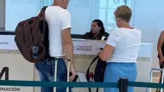 Las personas al no poder demostrar su legal procedencia fueron trasladados a oficinas de migración