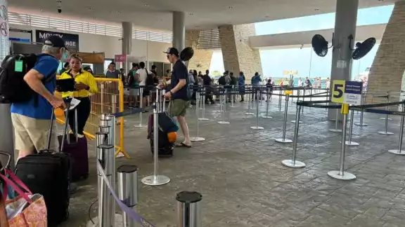 Con el pretexto que falló el sistema de boletos, les vendió tickets al doble del precio normal