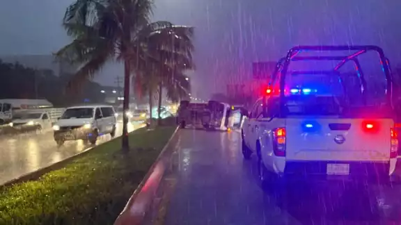 En Cancún un auto fue volcado gracias a las lluvias. En Cancún un auto fue volcado gracias a las lluvias.