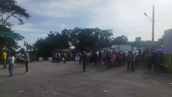 Pobladores de Centauro del Norte, Juan de la Cabada y Viejo Pital amenazan con cerrar la carretera federal 186 por la designación de sus agentes municipales