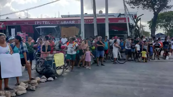 El pasado martes, habitantes de In House bloquearon algunas vialidades hasta que fue repuesto el servicio eléctrico El pasado martes, habitantes de In House bloquearon algunas vialidades hasta que fue repuesto el servicio eléctrico