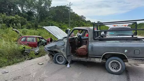 Reportan fuerte accidente vial en carretera federal Chetumal-Escárcega Reportan fuerte accidente vial en carretera federal Chetumal-Escárcega