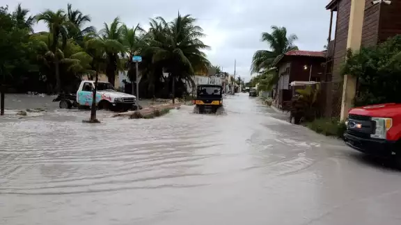 El nivel del agua alcanzó en algunas zonas de Holbox 50 centímetros El nivel del agua alcanzó en algunas zonas de Holbox 50 centímetros
