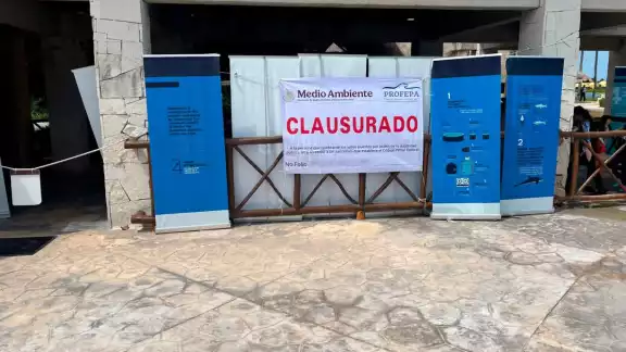 PROFEPA se encargó de realizar la clausura del delfinario. PROFEPA se encargó de realizar la clausura del delfinario.