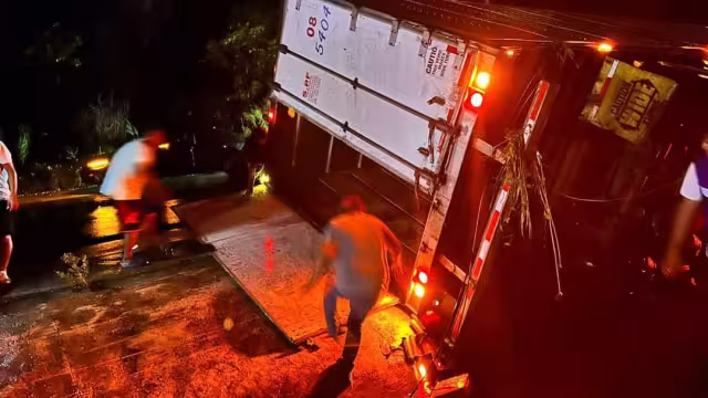 Un tráiler fue volcado sobre el carril Campeche-Champotón, al cual la gente se acercó para saquearlo.