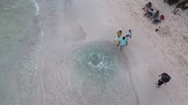 Un ojo de agua apareció en la orilla de la playa de Solidaridad