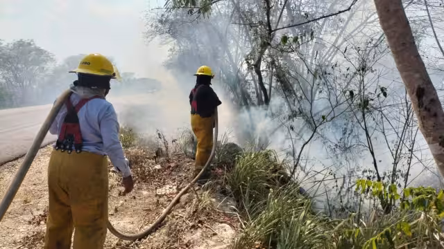Bomberos sofocaron un incendio en una vivienda abandonada en Matamoros tras una fogata descontrolada