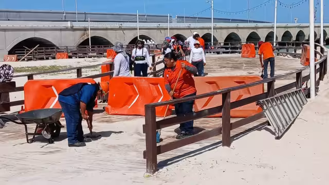Se llevan a cabo labores de mantenimiento en los malecones del puerto ante la cercanía del Carnaval