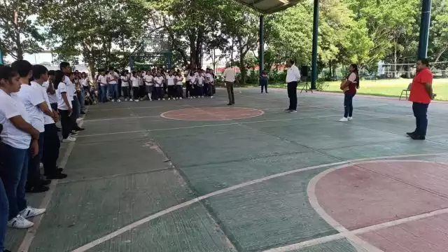 Ante la ausencia del sector educativo, sólo trabajadores de la Comuna y pochimóviles marcharon