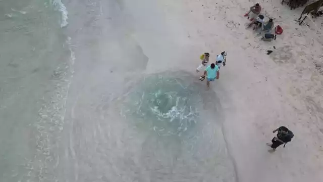 Un ojo de agua apareció en la orilla de la playa de Solidaridad
