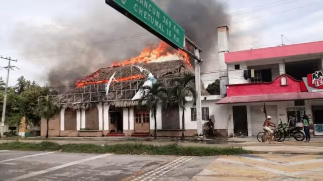 Las llamas consumieron rápidamente el techo de guano, causando preocupación en los vecinos.