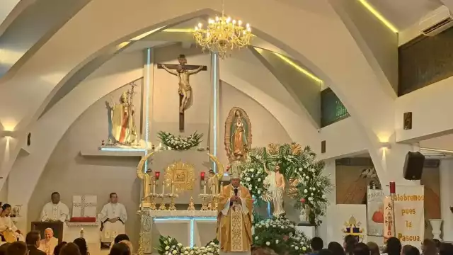 El obispo José Francisco González González lideró la ceremonia de bendición en la Parroquia San Juan Pablo II