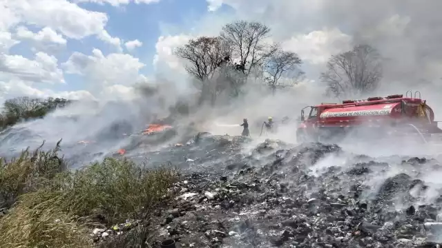 Un incendio en el basurero municipal de Escárcega fue sofocado por bomberos y Protección Civil