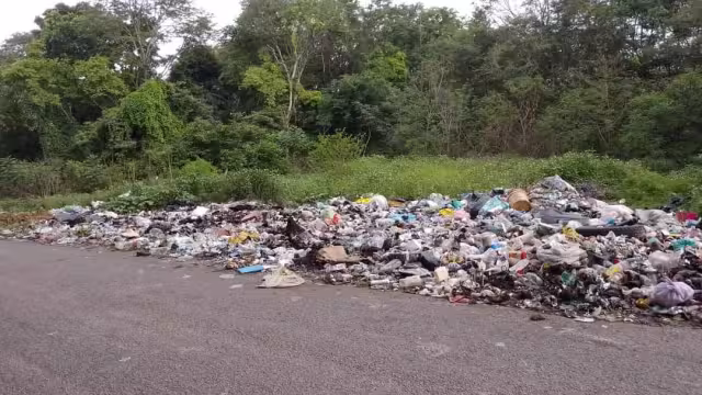 Los fétidos olores llegan hasta las viviendas cercanas, afectando a los residentes.