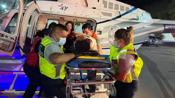 Debido a las heridas, un sujeto tuvo que ser trasladado en helicóptero. Debido a las heridas, un sujeto tuvo que ser trasladado en helicóptero.