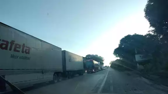 Empresarios de Ciudad del Carmen no lograron llegar a una reunión con directivos de PEMEX en la Ciudad de México debido al cierre de la carretera en Atasta