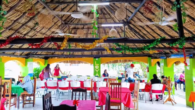 Zona restaurantera de Calderitas sufre de caída en ventas.