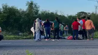 Volcadura de una combi de la ruta Motul-Mérida deja al menos 10 lesionados
